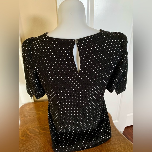LN LOFT TOP. BLACK W/WHITE POLKA DOTS. IT FITS AS A M EVEN THOUGH IT SAYS S. - Picture 5 of 8